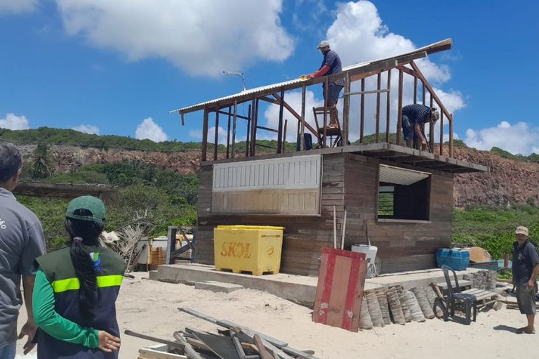 Foto mostra trabalho de remoção de construção irregular na orla de Lucena (PB)