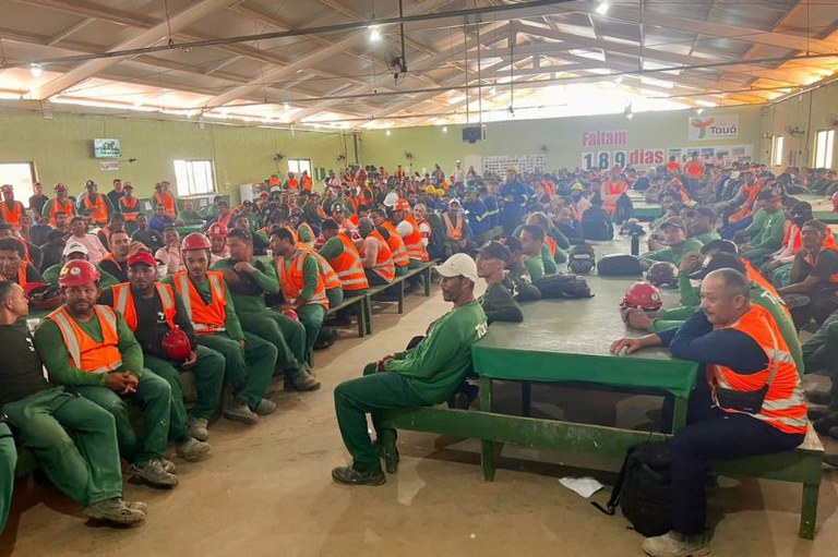 foto mostra os trabalhadores ouvindo uma palestra a palestra