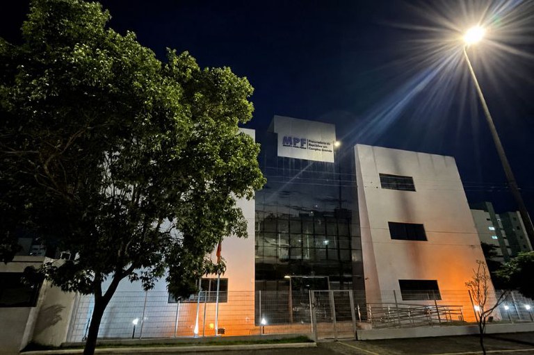 Fachada da Procuradoria da República no Município de Campina Grande com a iluminação laranja