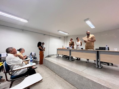 Momento em que a doutoranda recebe a aprovação da tese. Foto de Bruno Pereira.jpg