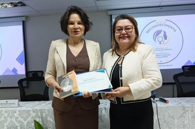Foto mostra a procuradora Janaina Andrade ao lado de outra mulher