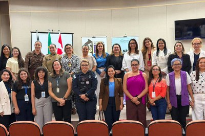 Foto dos participantes do evento em duas fileiras de pessoas entre homens e mulheres em pé lado a lado