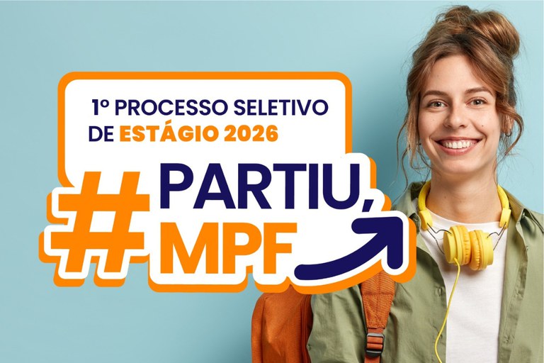 Pessoa jovem sorridente em frente a fundo azul, com camiseta verde, mochila laranja e fones amarelos no pescoço; ao lado, cartaz colorido anuncia processo seletivo de estágio 2026 do MPF.