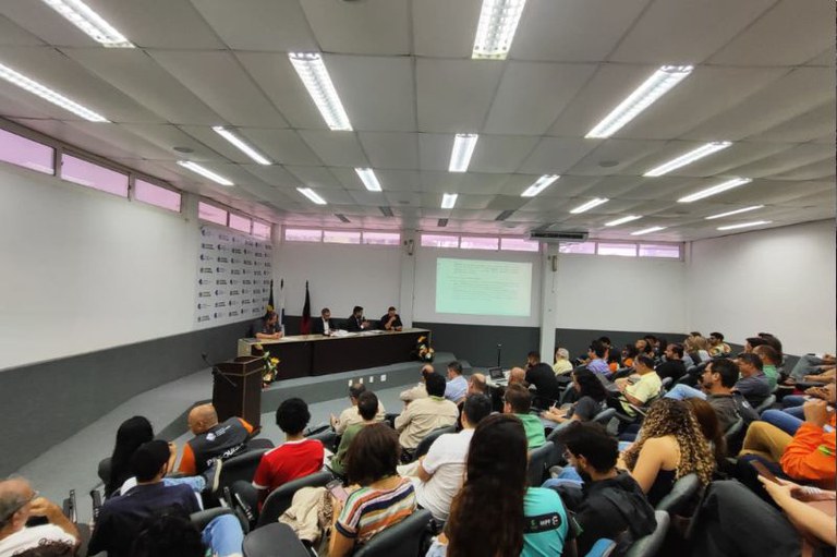 foto do auditório no momento do evento mostra o público que participou