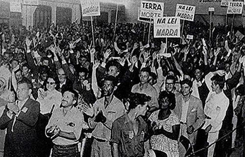 Trabalhadores rurais protestando.png