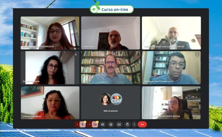 A imagem mostra uma captura de tela de uma videoconferência online realizada por meio de uma plataforma digital. A interface da chamada de vídeo apresenta nove quadros com participantes visíveis e alguns ícones na parte inferior da tela indicando ferramentas de controle da reunião, como câmera, microfone e chat.
