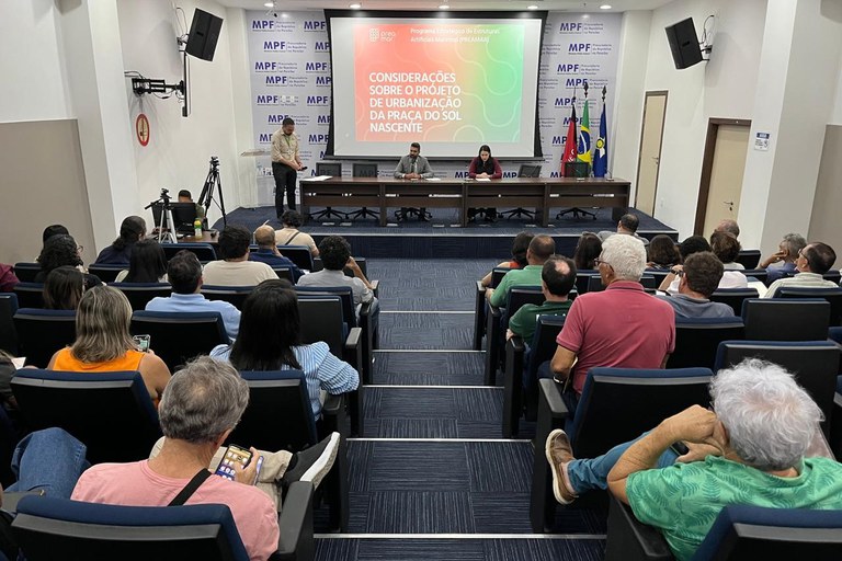 Fotografia de pessoas sentadas no auditório da sede do MPF em João Pessoa, na Paraíba, em reunião com especialistas do Pinel Científico do Preamar sobre o projeto Praça do Sol Nascente.