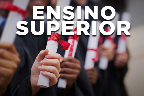 Arte retangular de formandos vestidos com beca segurando canudos de diploma enrolados em fita vermelha. Na parte superior da arte está escrito em letras brancas Ensino Superior.