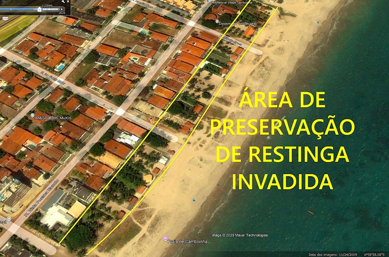 A imagem mostra uma vista aérea da orla de Camboinha, em Cabedelo PB. À esquerda, há uma área urbana com casas e ruas paralelas à praia. À direita, vê-se a faixa de areia e o mar. Linhas amarelas delimitam uma área entre as construções e a praia, marcada em destaque com o texto ÁREA DE PRESERVAÇÃO DE RESTINGA INVADIDA em letras grandes e amarelas.