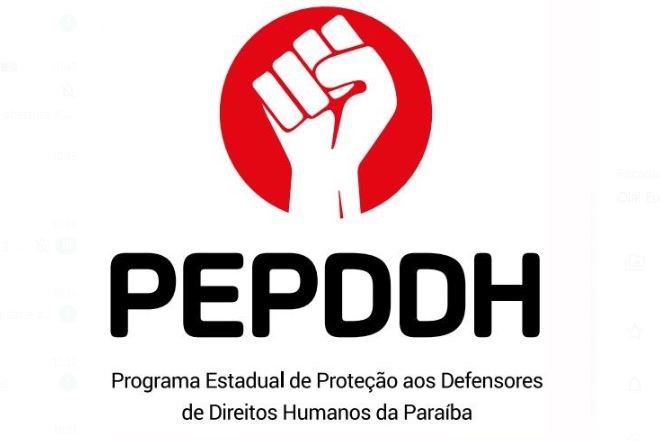 A imagem mostra o logotipo do Programa Estadual de Proteção aos Defensores de Direitos Humanos da Paraíba (PEPDDH). O logotipo é composto por um punho cerrado e erguido dentro de um círculo vermelho, simbolizando força e resistência. Abaixo, a sigla "PEPDDH" está escrita em letras pretas e maiúsculas. Na parte inferior, o nome completo do programa está escrito em letras menores e em duas linhas: "Programa Estadual de Proteção aos Defensores de Direitos Humanos da Paraíba".