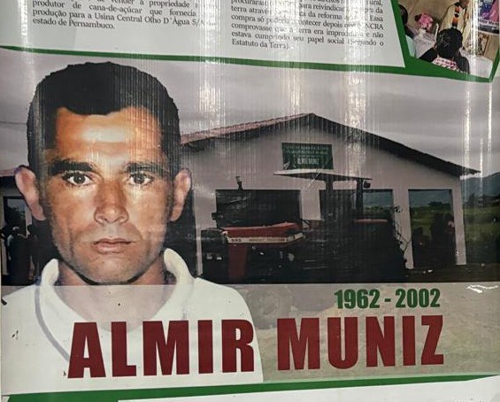 A imagem é a foto de um pôster é do Instituto Federal da Paraíba – Campus Itabaiana e apresenta o título A história da luta dos movimentos sociais. No centro, há uma grande foto de um homem identificado como Almir Muniz (1962–2002), além de outras imagens menores e textos que contam sua trajetória ligada a movimentos sociais e à reforma agrária.