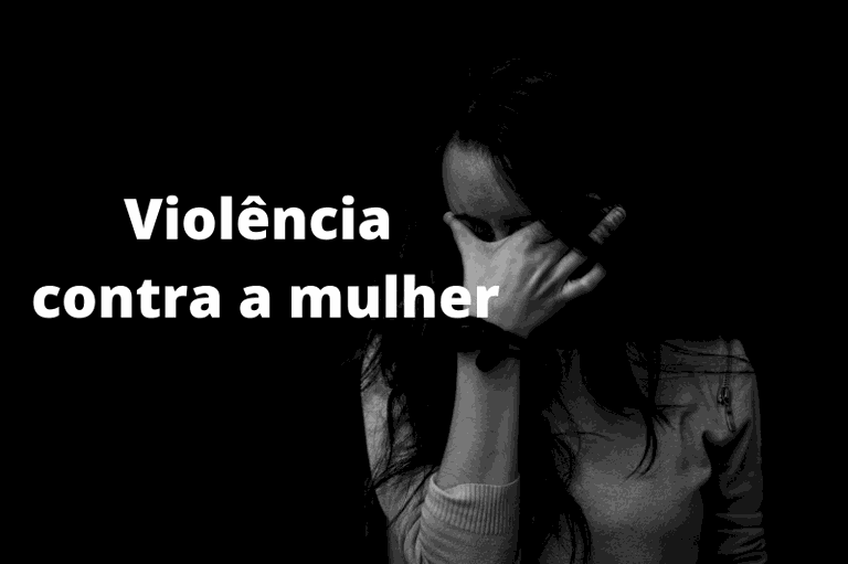 Arte retangular com fundo marrom, imitando tábuas. Em preto as palavras Criminal.
