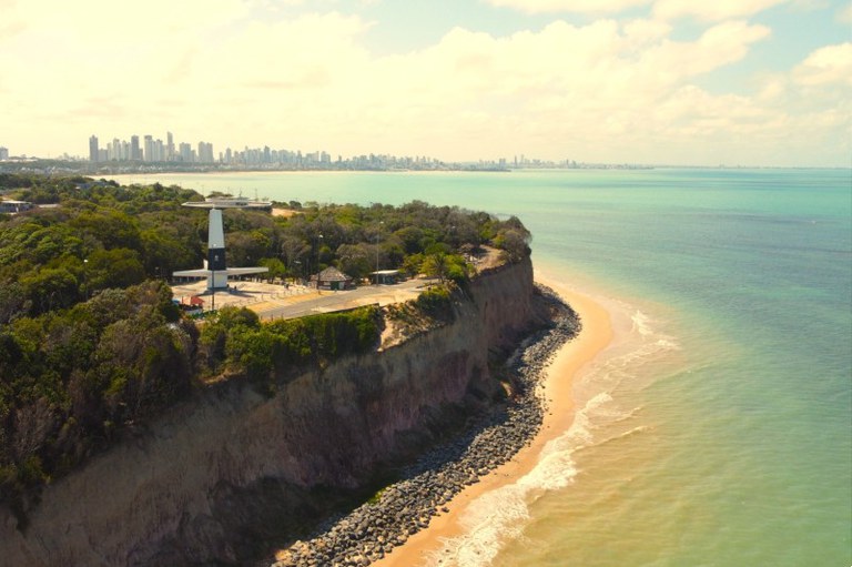 Imagem aérea da orla da Barreira do Cabo Branco, em João Pessoa