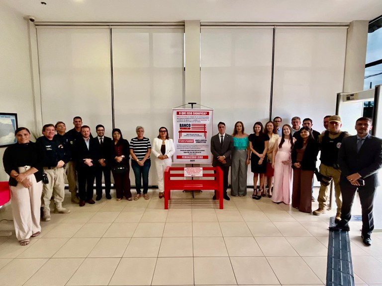 Foto mostra participantes de evento que marcou a primeira semana do Mês da Mulher, promovido pelo MPF.