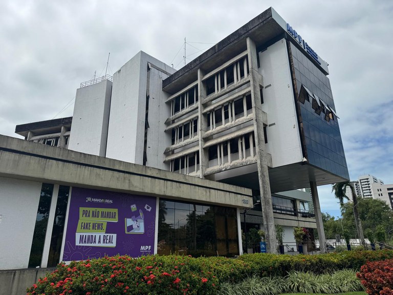 Fachada da sede da PR/PE com empena na parede, remetendo à campanha Manda Real.