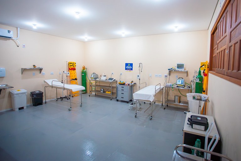 Foto ilustrativa de sala de internação com macas e aparelhos.