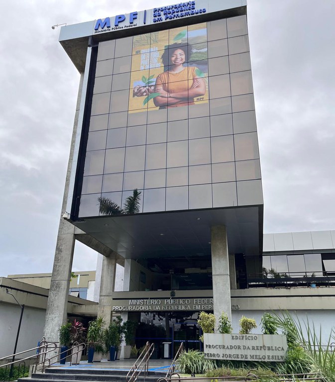 fachada espalhada do predio da PRPE, com o cartaz da campanha afixado