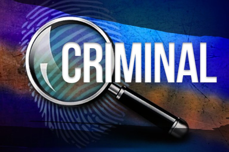 A imagem apresenta a palavra "CRIMINAL" escrita em letras maiúsculas brancas sobrepostas a uma lupa. Ao fundo, sob uma textura escura com tons azuis e castanhos, destaca-se a silhueta de uma impressão digital.