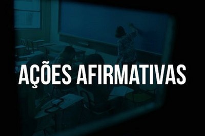 Em tons de azul, uma foto que mostra uma sala de aula à distância. Sobre a imagem, aparecem os dizeres "Ações afirmativas" em letras brancas.