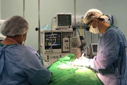 Foto de médicos realizando uma cirurgia