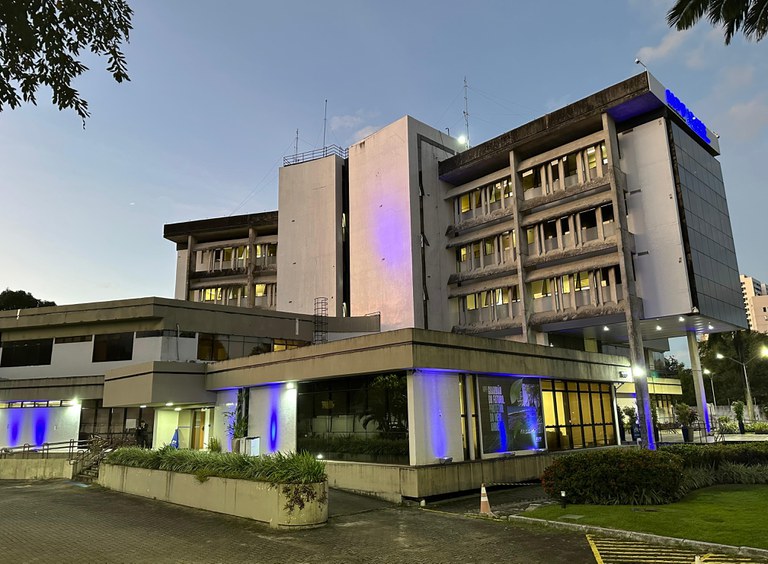 fachada do prédio iluminada de azul