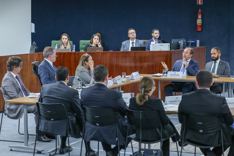 Foto da audiência de conciliação no STF. É possível ver na foto o procurador federal dos Direitos do Cidadão, o subprocurador-geral da República Nicolao Dino, e o ministro do STF Dias Toffoli, relator da Arguição de Descumprimento de Preceito Fundamental (ADPF) 1236..