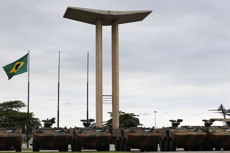 Imagem mostra pátio das forças armadas brasileiras, com bandeira do brasil hasteada.