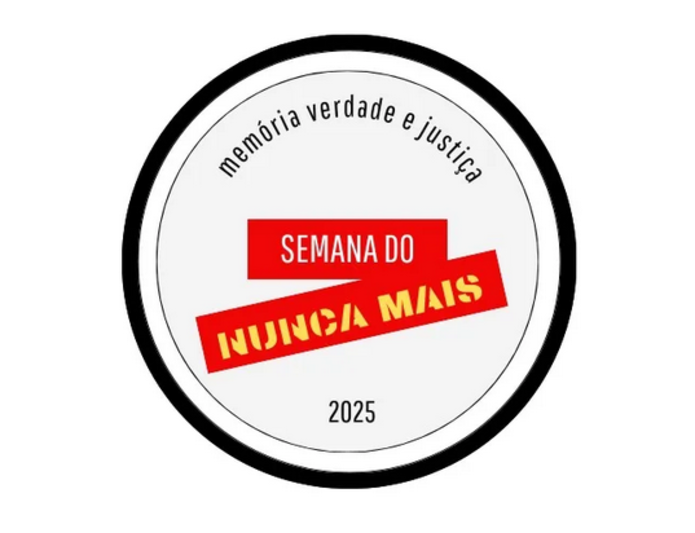 Imagem da logo do evento, que consiste em um círculo com borda preta, dentro dele uma tarja vermelha com "Semana do" em letras brancas e "Nunca Mais" escrito em amarelo. Acima da tarja, os dizeres "memória verdade e justiça" escrito em preto e abaixo da tarja o ano 2025 escrito em preto.