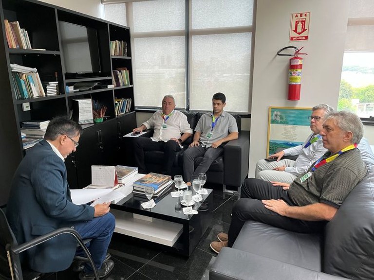 A imagem mostra o procurador da República Kelston Pinheiro Lages em seu gabinete na Procuradoria da República no Piauí com dois representantes da Funasa e dois representantes da Sedec.