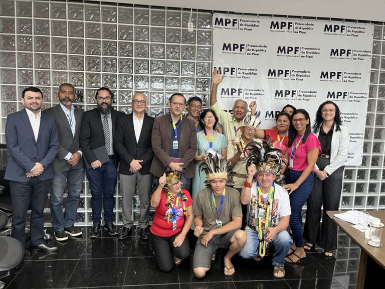 Registro fotográfico de reunião de membros do MPF, no Piauí, com representantes da Comissão de Direito Humanos da Arquidiocese de Teresina, povos originários e comunidades tradicionais, no dia 7 de março de 2025, na sede da Procuradoria da República no Piauí, localizada em Teresina (PI).