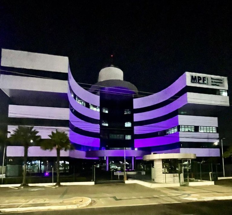Registro do Edifício- sede da Procuradoria da República no estado do Piauí iluminado em apoio à campanha do Outubro Roxo de conscientização sobre a Síndrome de Rett.