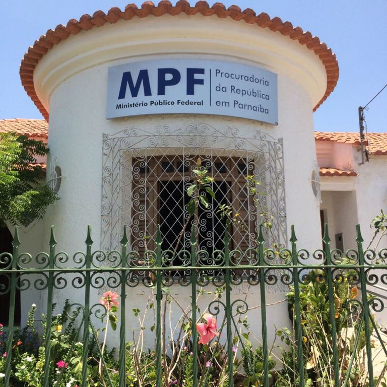 Imagem com parte da fachada e do jardim do edifício sede da Procuradoria da República no Município de Parnaíba (PI).