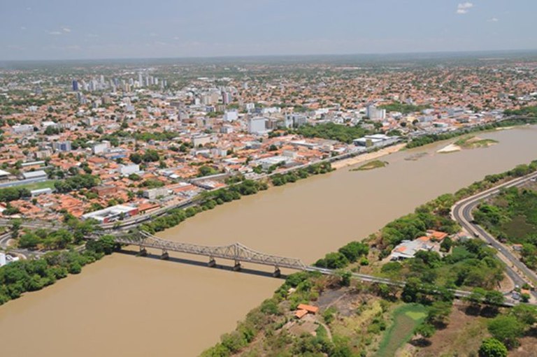 Foto mostra trecho do Rio Parnaíba no centro com uma ponte ligando os dois lados da cidade