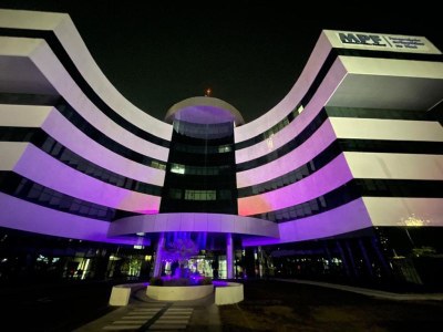 Registro do edifício sede da Procuradoria da República no estado do Piauí iluminado em apoio à campanha do Outubro Roxo de conscientização sobre a Síndrome de Rett.