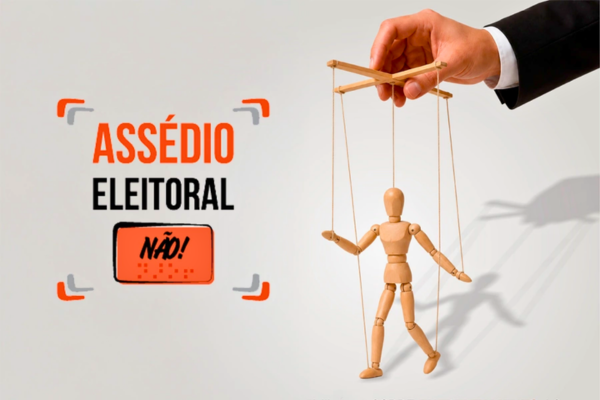 #PraTodosVerem: ilustração sobre fundo claro exibe, à direita, a mão de uma pessoa de terno preto manipulando um manequim articulado de madeira por meio de fios de marionete. À esquerda, destaca-se em letras maiúsculas o texto "ASSÉDIO ELEITORAL", com a palavra "ASSÉDIO" em laranja e "ELEITORAL" em preto, acompanhado abaixo por um retângulo laranja que traz a palavra "NÃO!" escrita em preto, simbolizando o combate à manipulação política no ambiente de trabalho.