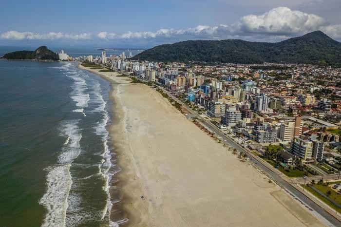 Foto aérea mostra Orla de Matinhos