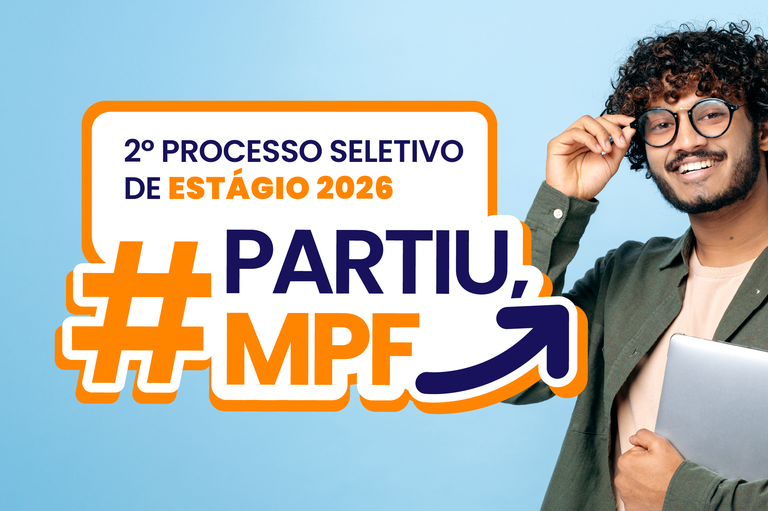 Arte gráfica com fundo azul. À esquerda, o texto: “2º Processo Seletivo de Estágio 2026” e “# Partiu, MPF”, com uma seta para a direita. À direita, um jovem segura um notebook com mão esquerda e toca os óculos com a mão direita; ele usa camiseta bege sob uma camisa verde de mangas comprimidas e sorri .