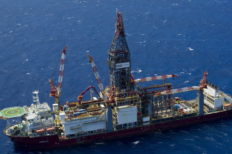 foto aérea de um navio-sonda no meio do mar