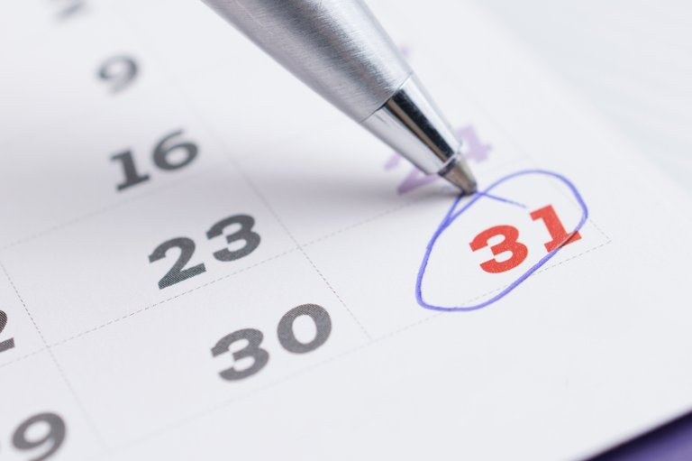 #ParaTodosVerem: Close de um calendário com o número 31 circulado em azul. A ponta de uma caneta metálica aponta para a data destacada.