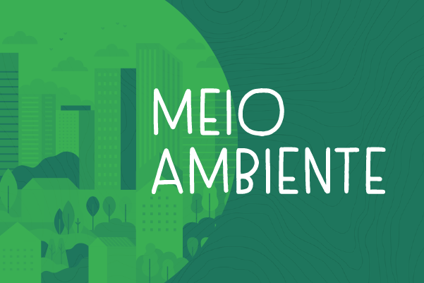 Ilustração em tons de verde com a frase "MEIO AMBIENTE" em destaque branco. Ao fundo, silhuetas de prédios, árvores e nuvens representam a integração urbana e ambiental.