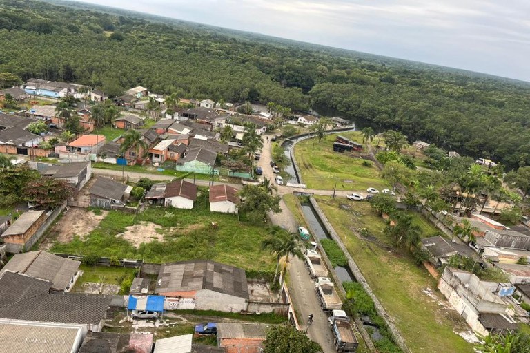 Foto aérea mostra bairro em área de manguezal