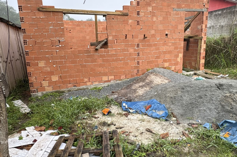Foto mostra construção inacabada e entulhos ao redor