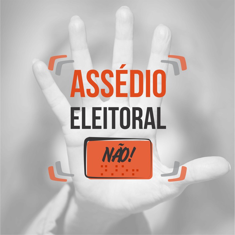 A imagem apresenta uma mão humana espalmada em tom suave e acinzentado, vista de frente em um gesto de pare. Sobre a palma, destacam-se em letras maiúsculas os dizeres “ASSÉDIO”, em tom laranja-avermelhado, e “ELEITORAL”, em preto. Abaixo do texto, há um retângulo laranja com a palavra “NÃO!” escrita em tom escuro, acompanhada por pontos em Braille logo abaixo, sendo todo o conjunto envolvido por cantoneiras laranjas e cinzas.