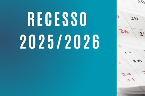 #PraTodosVerem: à esquerda, sobre um fundo com gradiente em tons de azul, lê-se em letras grandes e brancas: "RECESSO 2025/2026". À direita, a imagem mostra o detalhe de um calendário de papel com folhas brancas sobrepostas e números em preto e vermelho, sugerindo o agendamento de datas.