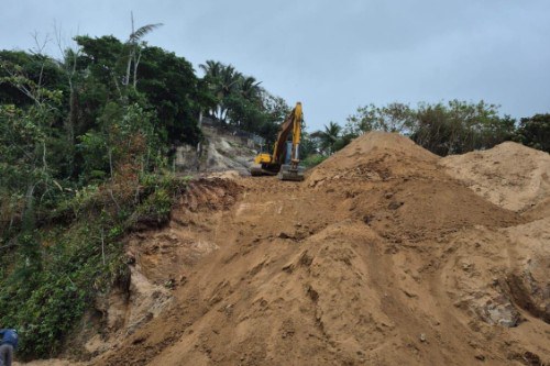 foto mostra encosta soterrada