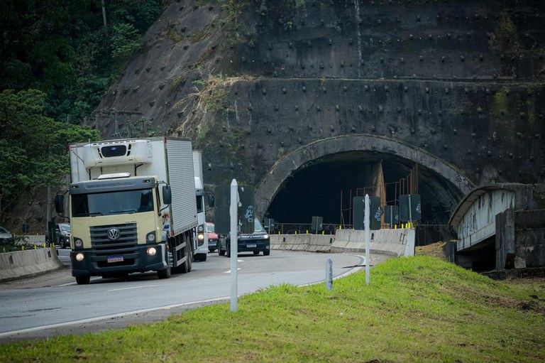 Foto mostra o túnel desativado. Há um caminhão na frente