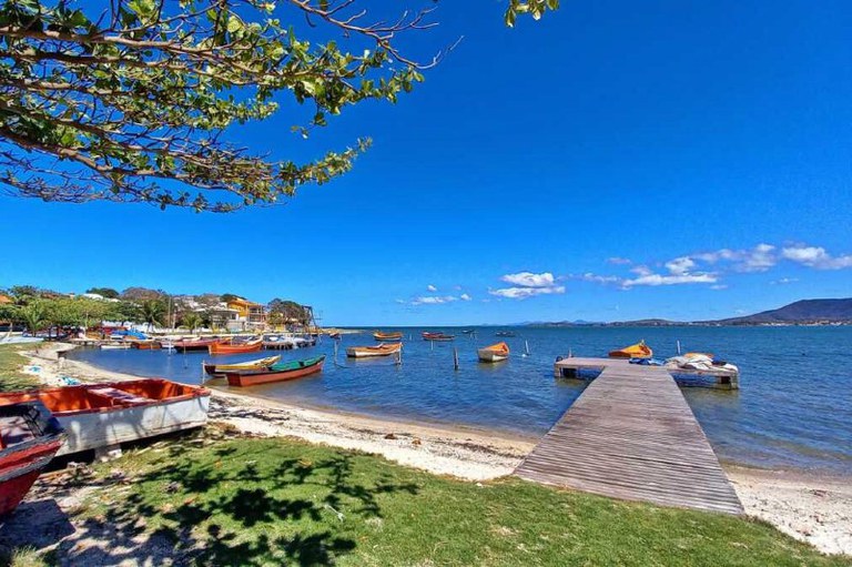 Foto mostra barcos na Lagoa de Araruama