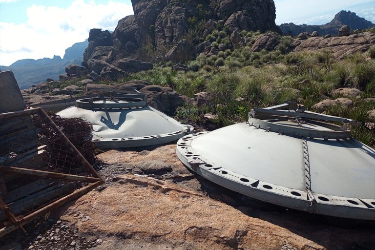 Foto mostra estrutura das antenas no Parque do Itatiaia, com montanhas ao fundo.