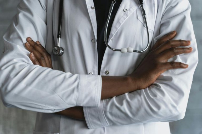 Foto em detalhe de um médico com estetoscópio