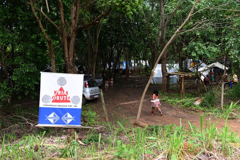Foto mostra entrada da aldeia do povo Puri em MG
